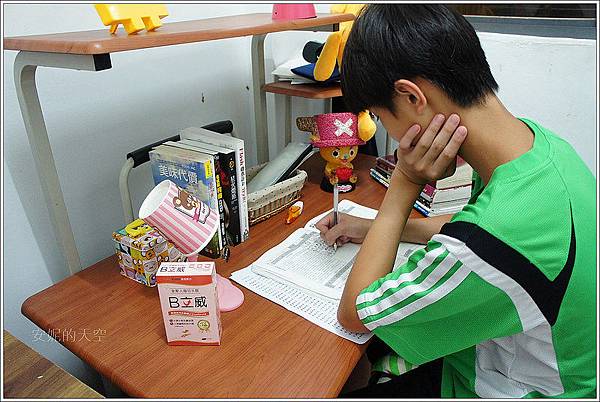 一位男生在做功課