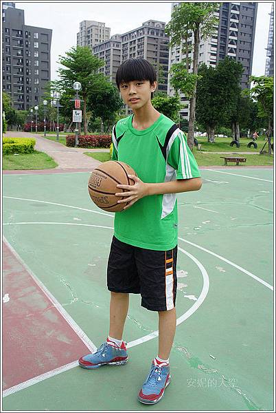 一位男生打籃球