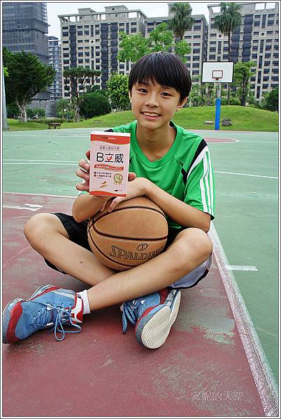 一位男生拿著B立威和一顆籃球